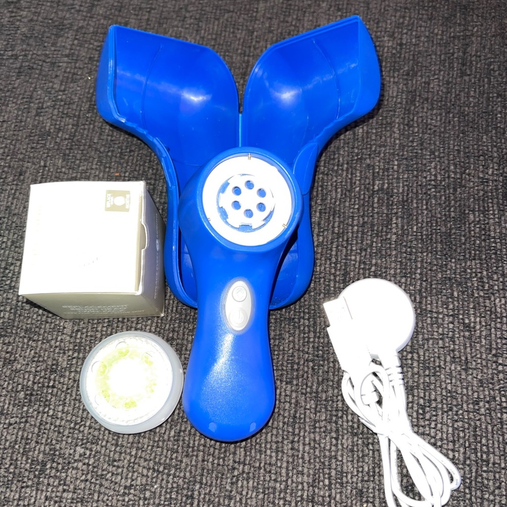 Clarisonic Mia 2  Sonic Skin Cleansing System Blue Case new brush Charger Cover